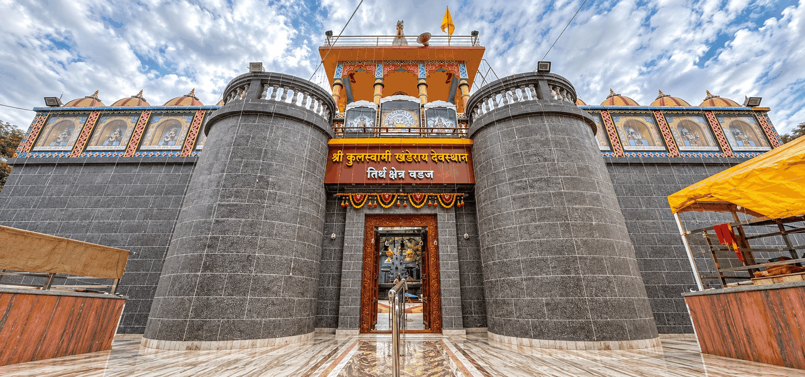 श्री कुलस्वामी खंडेराय देवस्थान, तीर्थक्षेत्र वडज — भव्य बुरुजयुक्त मुख्य प्रवेशद्वार