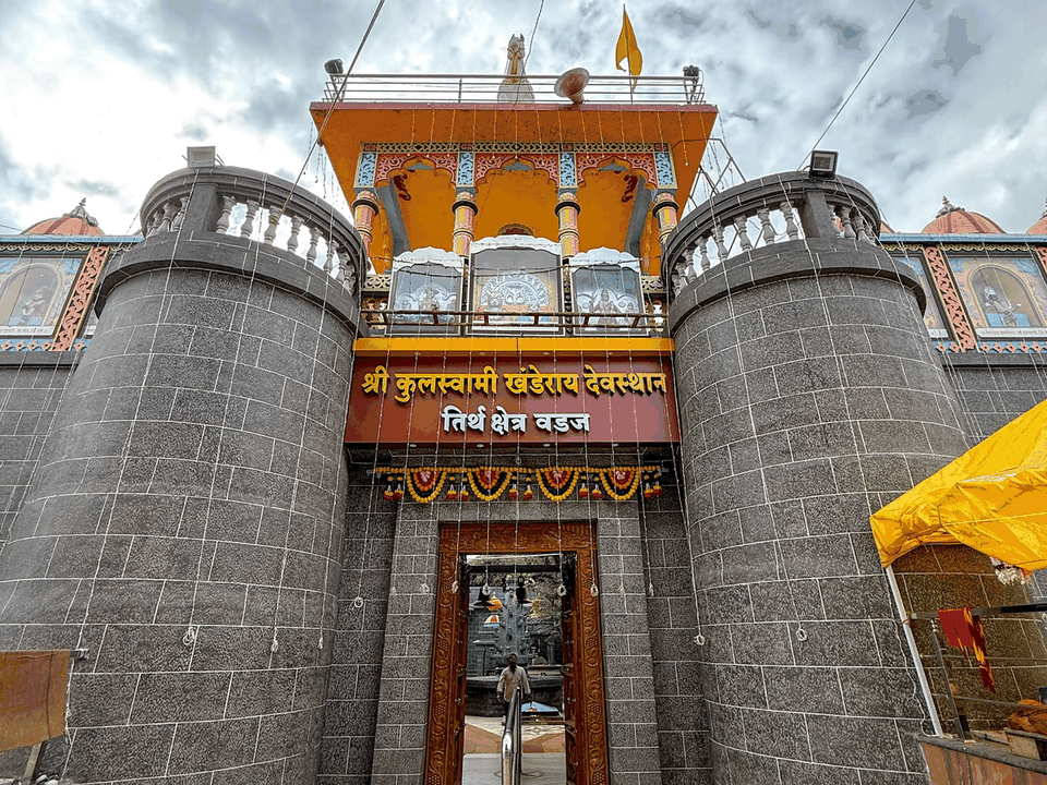 मंदिराचे बाह्य दर्शन — पाषाणी बांधकाम, बुरूज व भव्य प्रवेशद्वार
